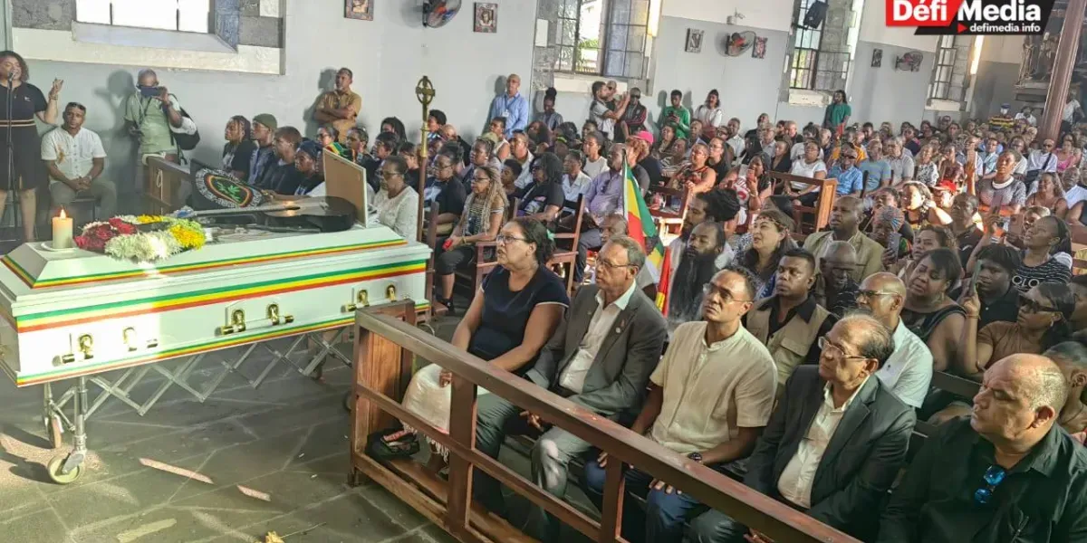 [En images] Ras Natty Baby accompagné vers sa dernière demeure