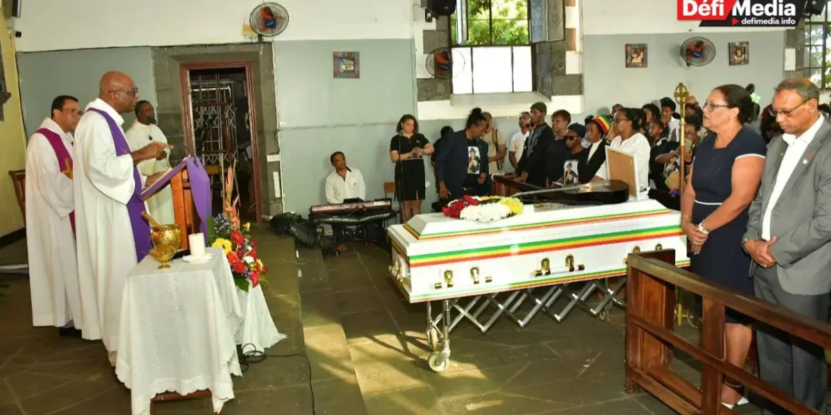 [En images] Ras Natty Baby accompagné vers sa dernière demeure
