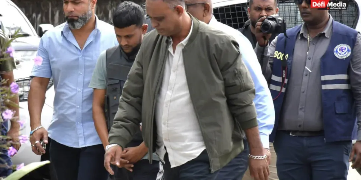 [En images] Meurtre de Prageena Jootun à Les Salines : Mavin Changia hué lors de la reconstitution des faits