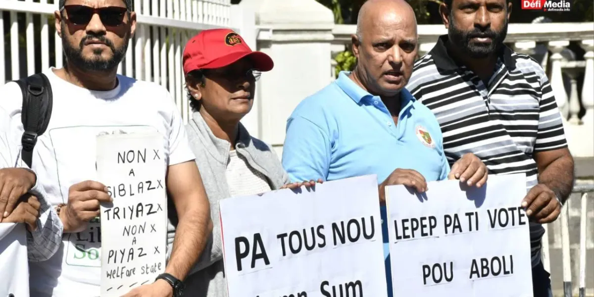 [En images] « Non à la réforme de la pension » : la Platform Komin Syndikal manifeste devant le Parlement