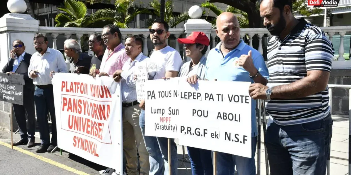 [En images] « Non à la réforme de la pension » : la Platform Komin Syndikal manifeste devant le Parlement