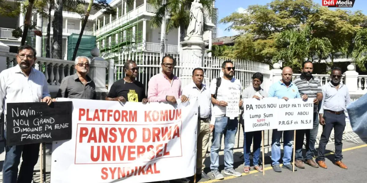 [En images] « Non à la réforme de la pension » : la Platform Komin Syndikal manifeste devant le Parlement
