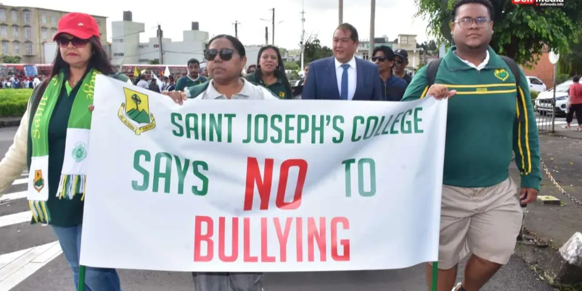 [En images] Marche pacifique de la PTA du collège St Joseph de Curepipe avec le SeDEC et les élèves pour dire non au bullying