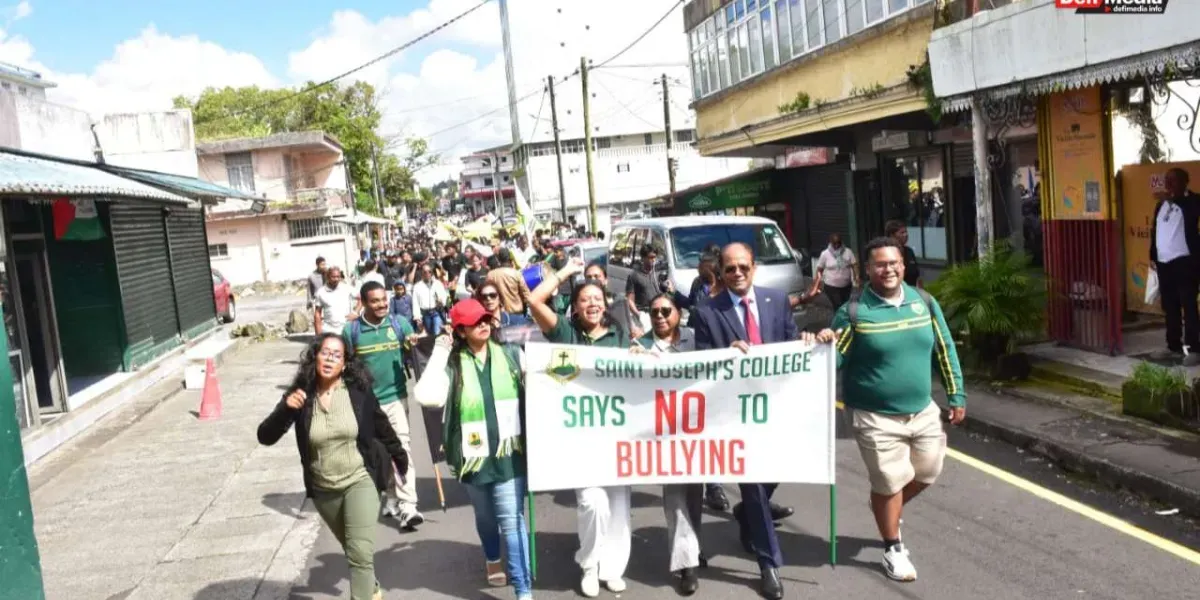 [En images] Marche pacifique de la PTA du collège St Joseph de Curepipe avec le SeDEC et les élèves pour dire non au bullying