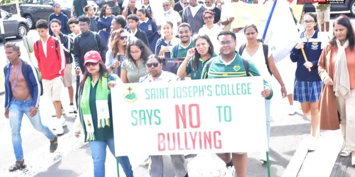 [En images] Marche pacifique de la PTA du collège St Joseph de Curepipe avec le SeDEC et les élèves pour dire non au bullying