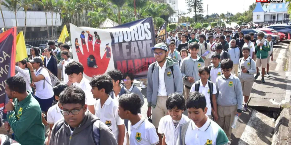 [En images] Marche pacifique de la PTA du collège St Joseph de Curepipe avec le SeDEC et les élèves pour dire non au bullying