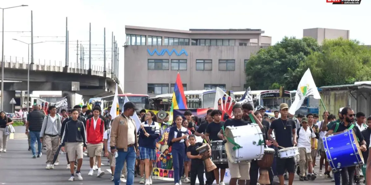 [En images] Marche pacifique de la PTA du collège St Joseph de Curepipe avec le SeDEC et les élèves pour dire non au bullying