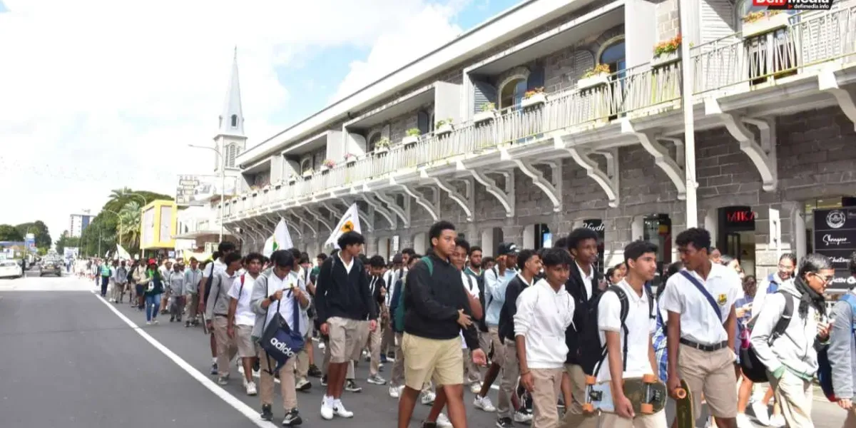 [En images] Marche pacifique de la PTA du collège St Joseph de Curepipe avec le SeDEC et les élèves pour dire non au bullying