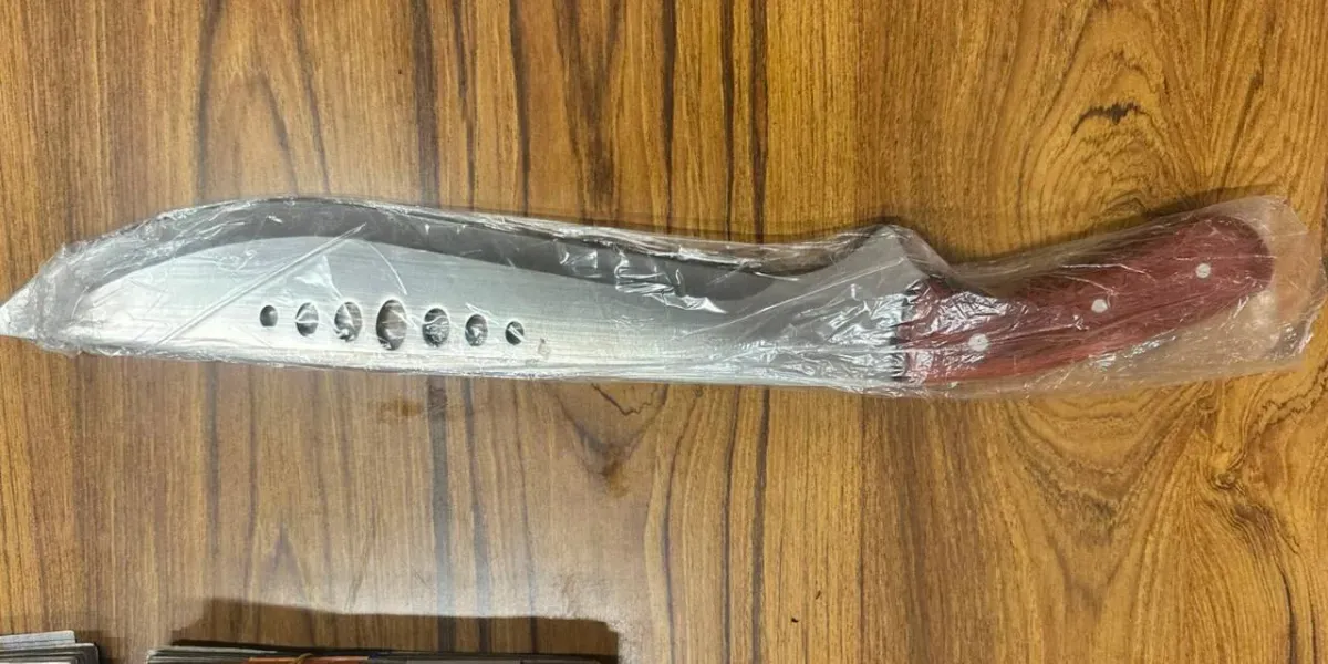 Trafic de drogue présumé  un sexagénaire arrêté avec Rs 4,09 millions et un couteau