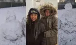 Paris sous la neige : deux jeunes Mauriciens créent leur bonhomme de neige… et partagent la magie avec Maurice