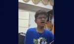 Forest-Side : un ado de 16 ans chante avec son groupe en l’honneur à Shiva à l’approche de Maha Shivaratri
