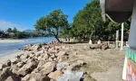 Érosion à la plage de Tamarin : des « signes encourageants » selon le ministère de l’Environnement après trois jours de travaux