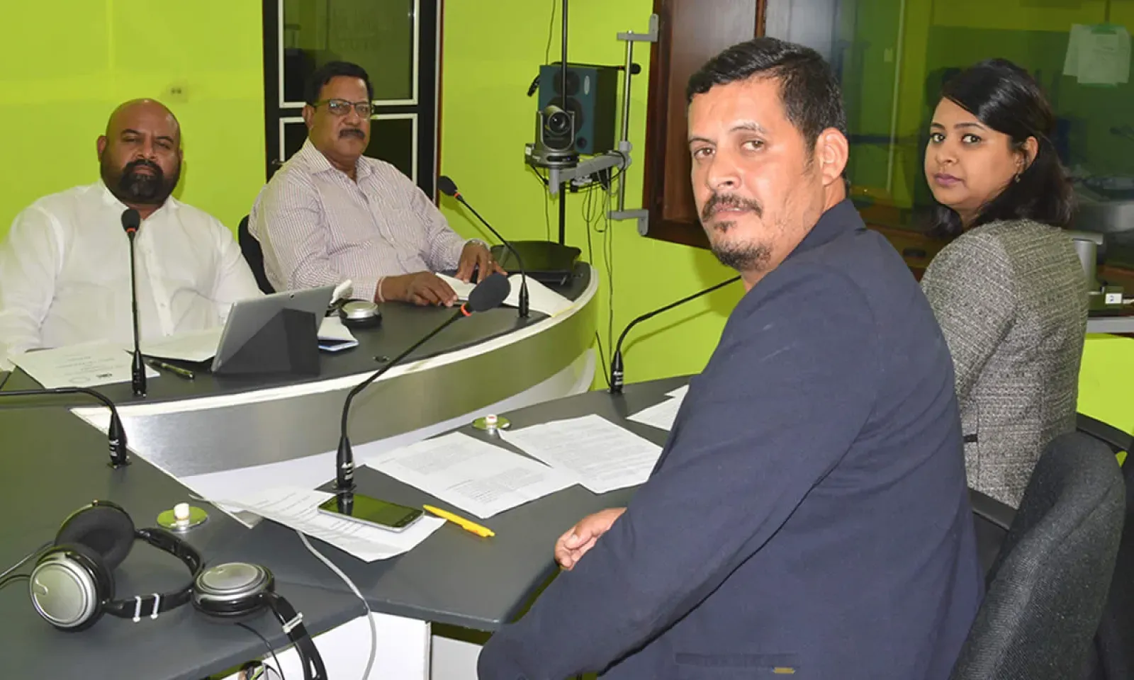 Les deux invités en compagnie des journalistes de Radio Plus.