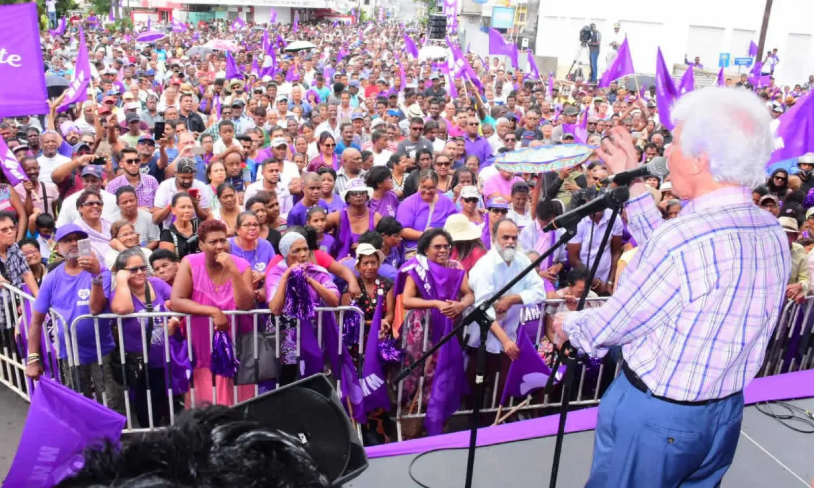 Paul Bérenger s’adressant à l’assistance, le 1er mai. 