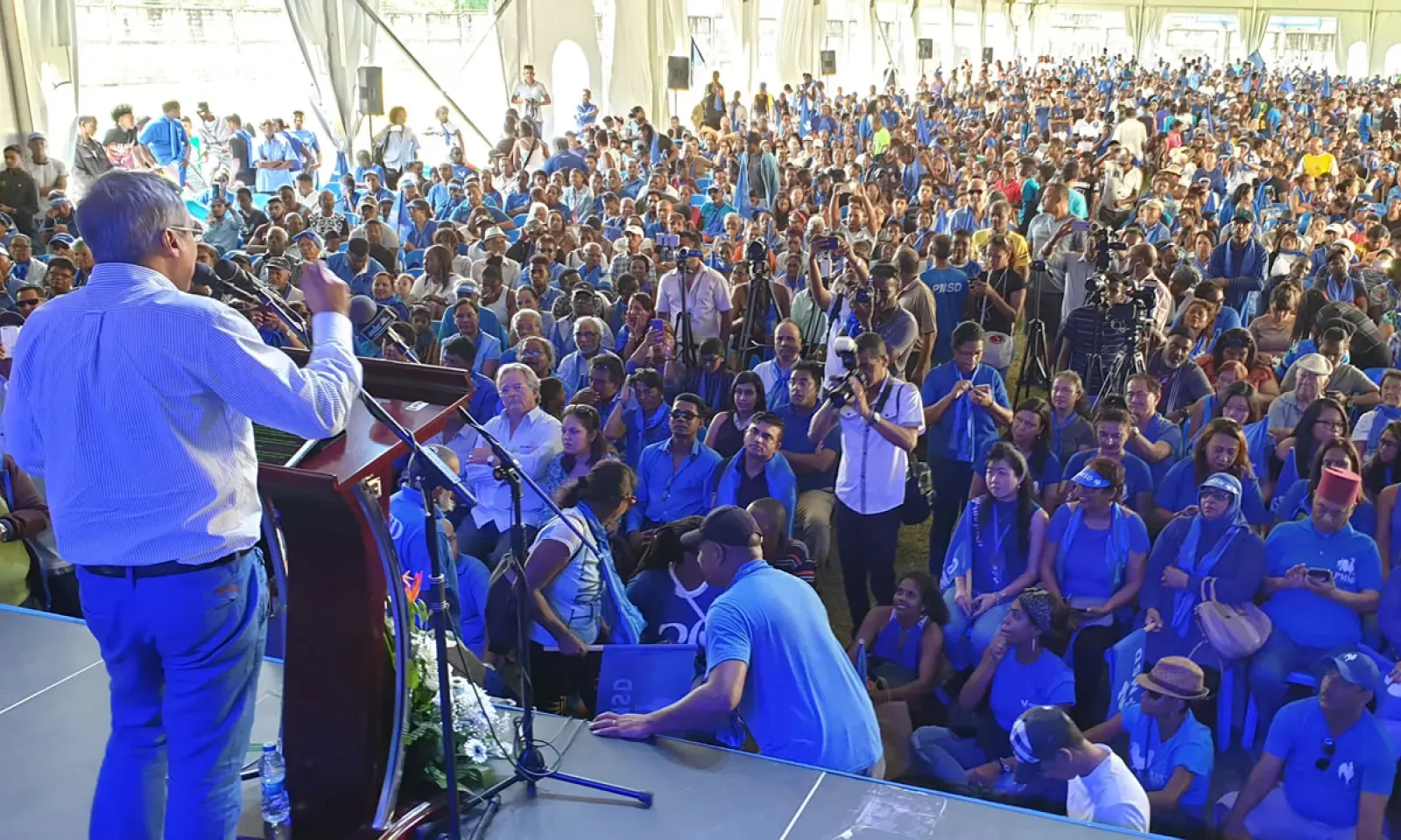 Il est 11 h 37, Xavier-Luc Duval s’adresse à ses partisans.