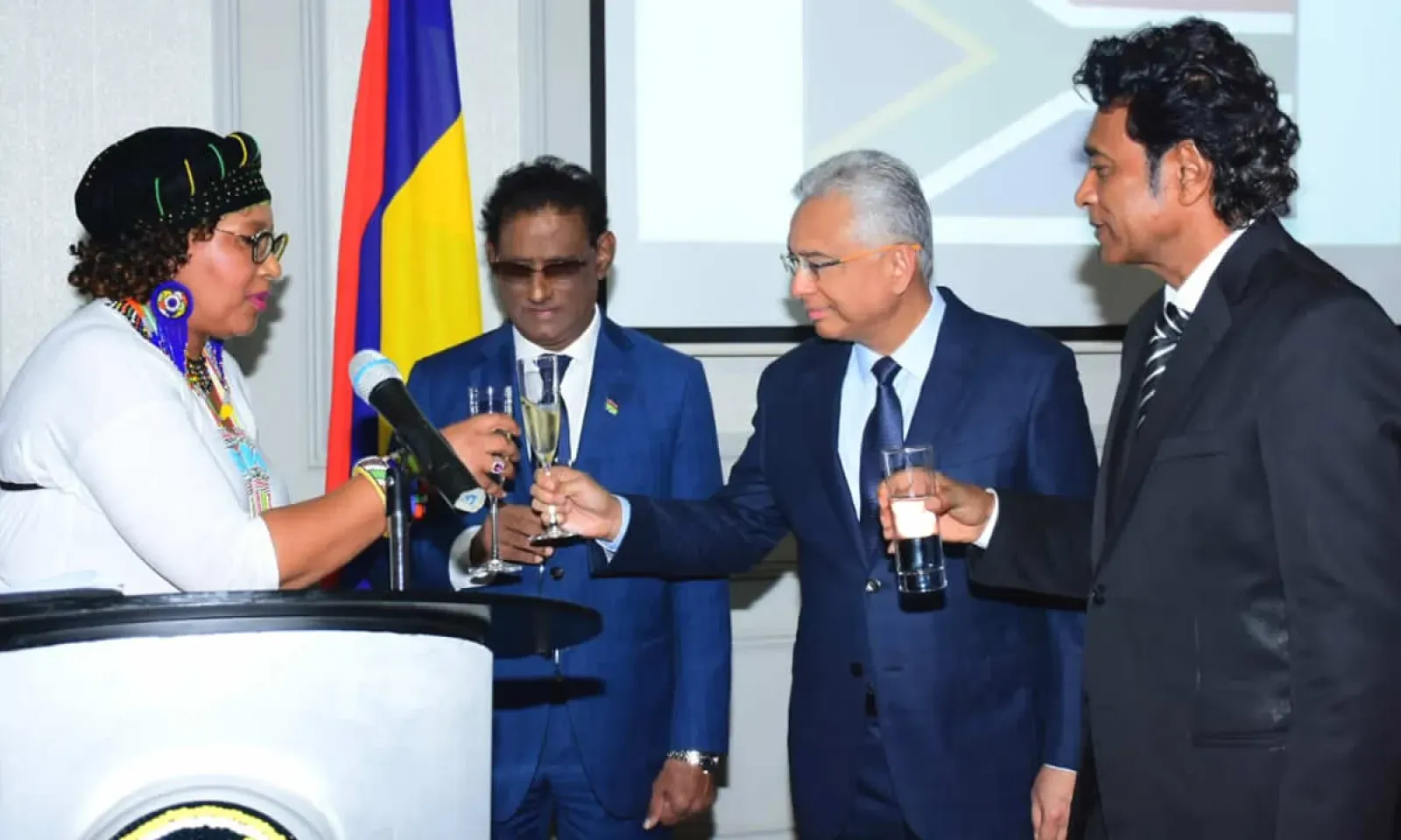 Princesse Zenani Mandela-Dlamini, Barlen Vyapoory, Pravind Jugnauth et Nando Bodha portant un toast.