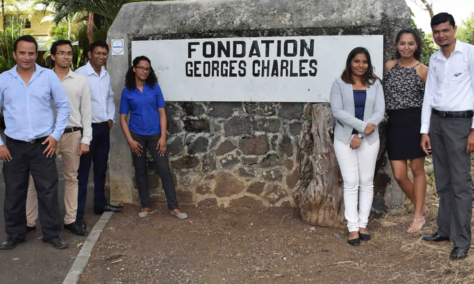 Les membres  du Staff Welfare devant l’entrée de la fondation.