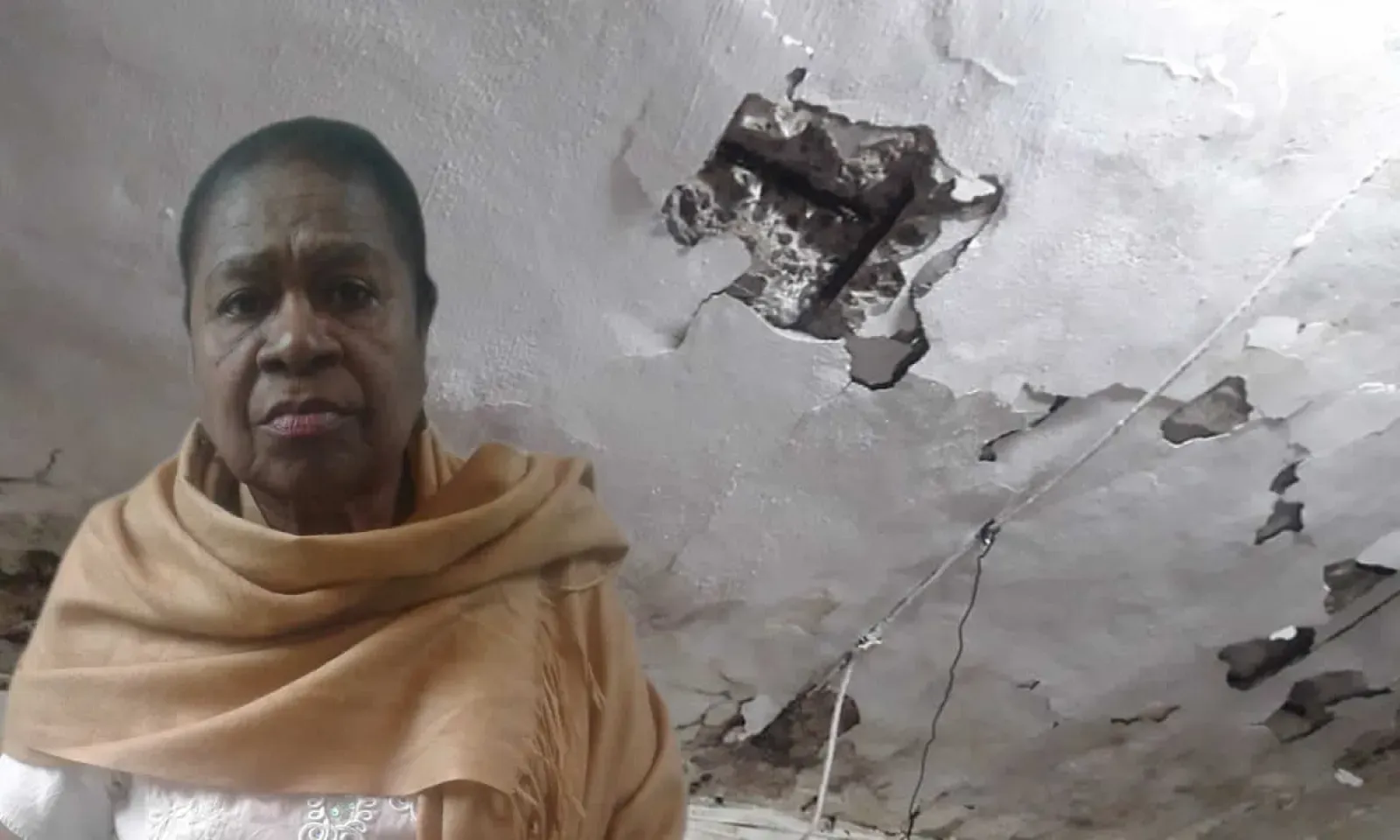 Le toit de la retraitée, Andréa Athanasse, s’effondre petit à petit.