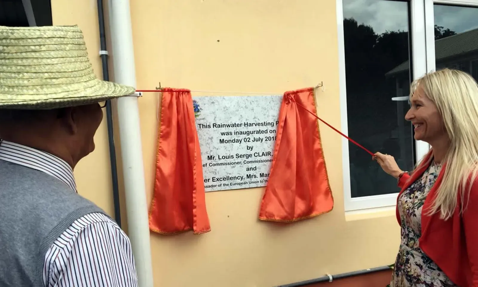 Serge Clair et Marjaana Sall lors du dévoilement d’une plaque commémorative. 