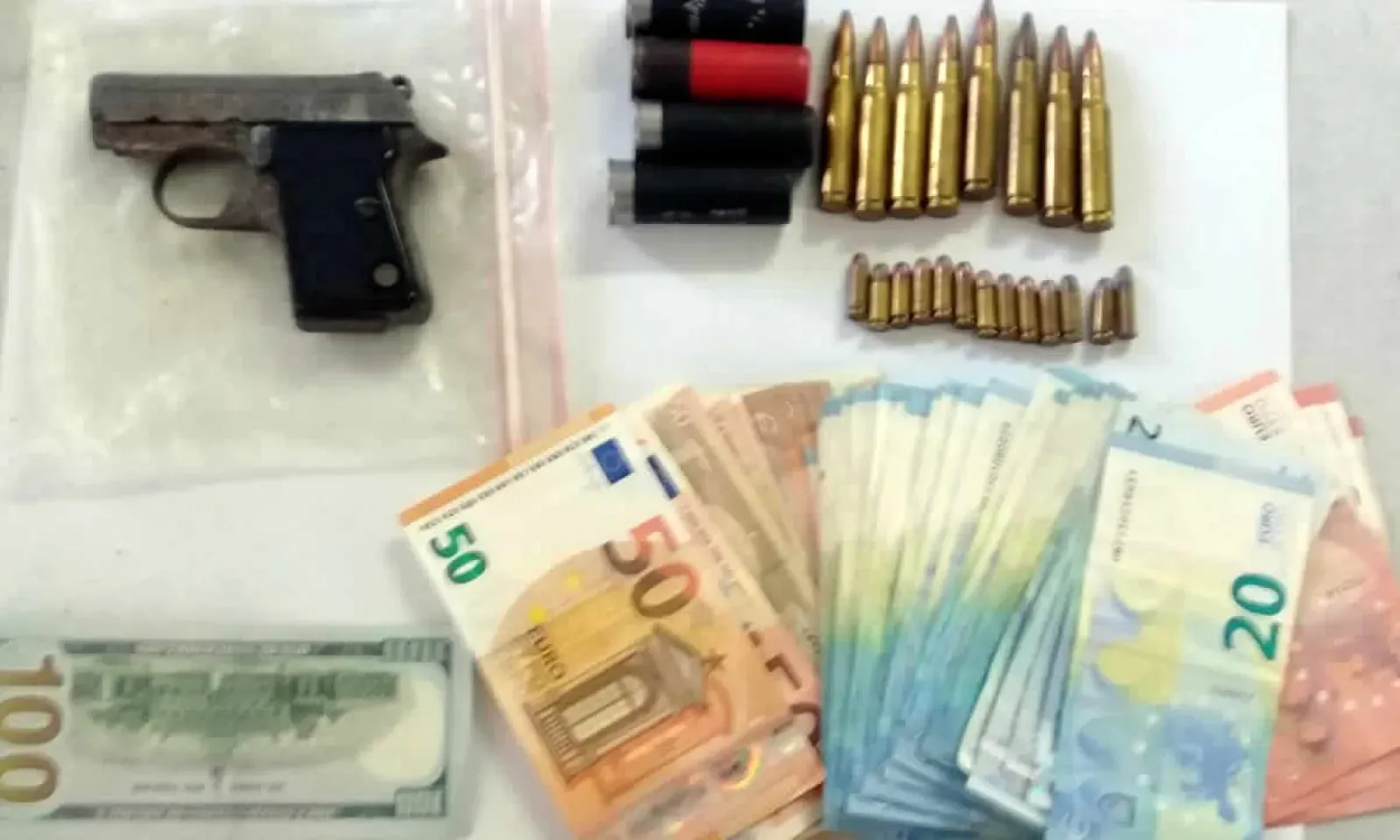 Arme, munitions et devises