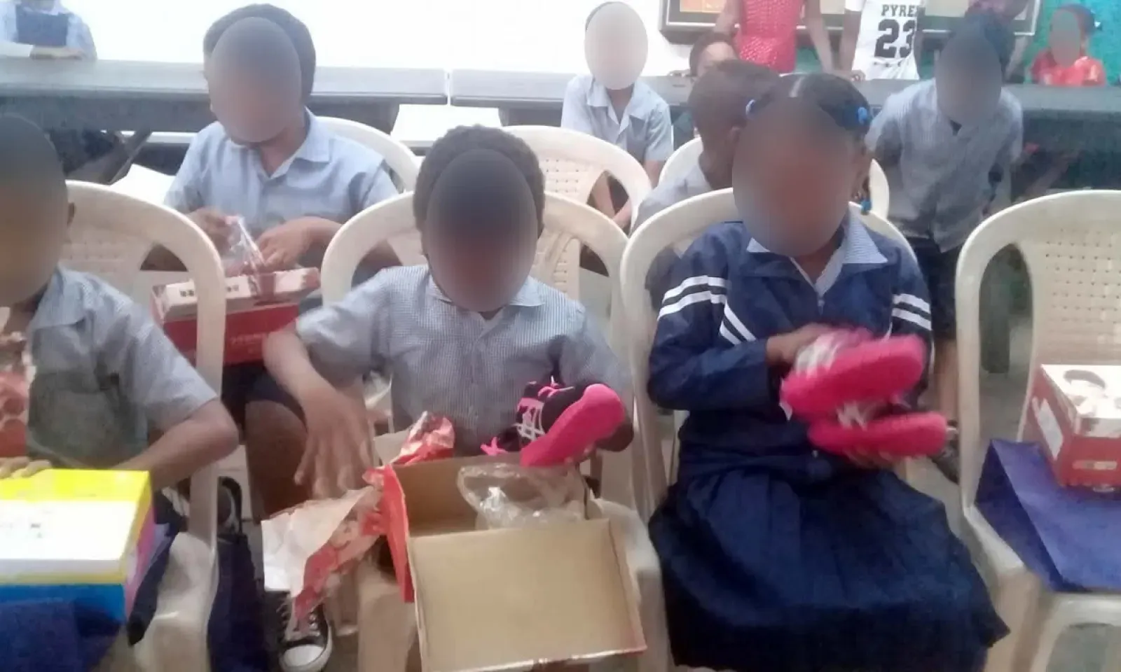 Don de chaussures  à l’école André Bazerque