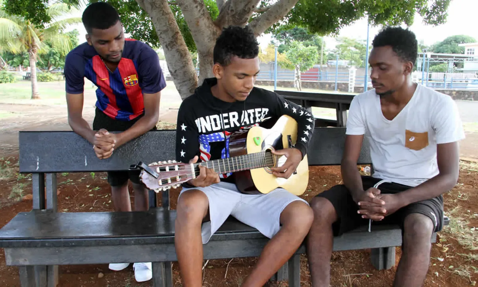 Jacob et Moïse Bill aidant un jeune parmi tant d’autres.