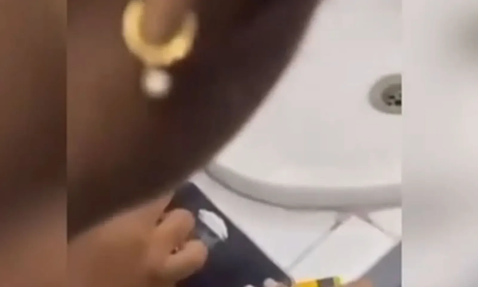 La jeune fille a été capturée sur vidéo.