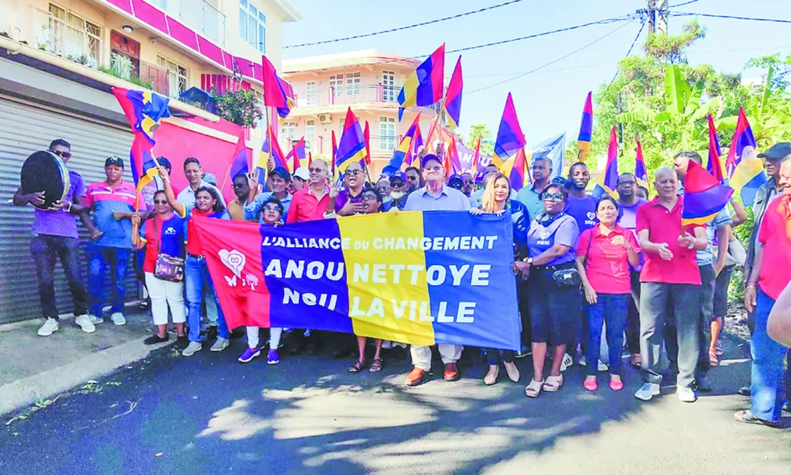 Les candidats et sympathisants de l’Alliance du Changement sont arrivés accompagnés du ministre Rajesh Bhagwan et de la Junior Minister Karen Foo Kune-Bacha.