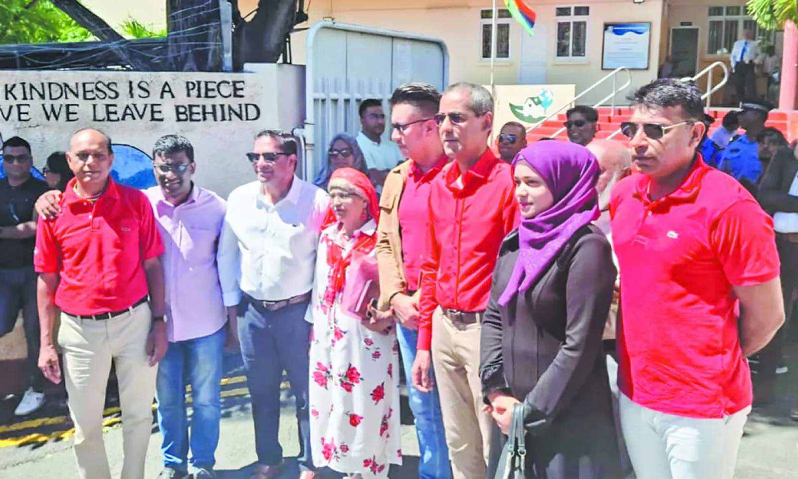 Dépôt de candidatures au collège d’État Renganaden Seeneevassen. Présence remarquée des ministres Shakeel Mohamed et Osman Mahomed.
