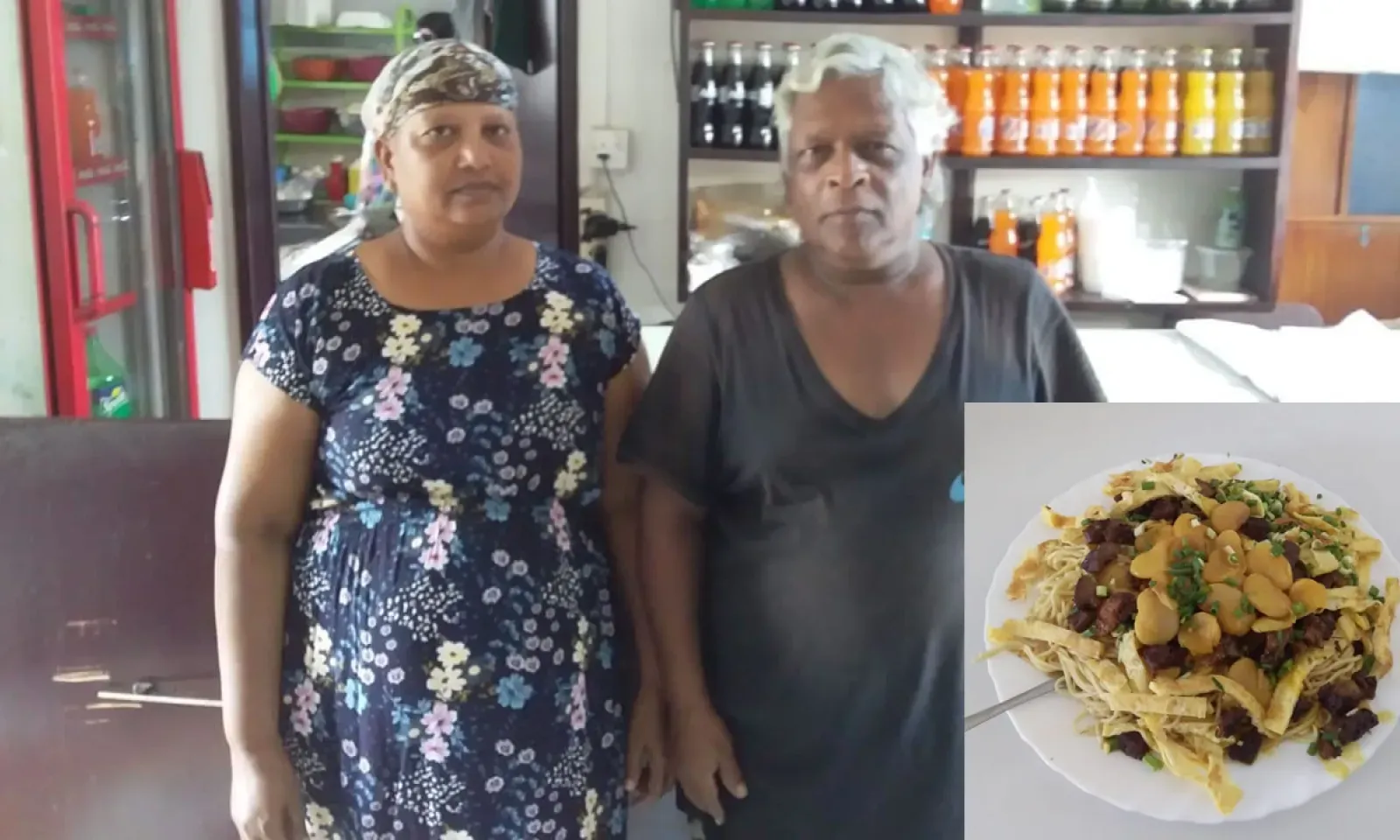 Chandralall Algoo en compagnie de son épouse qui gère la cuisine.