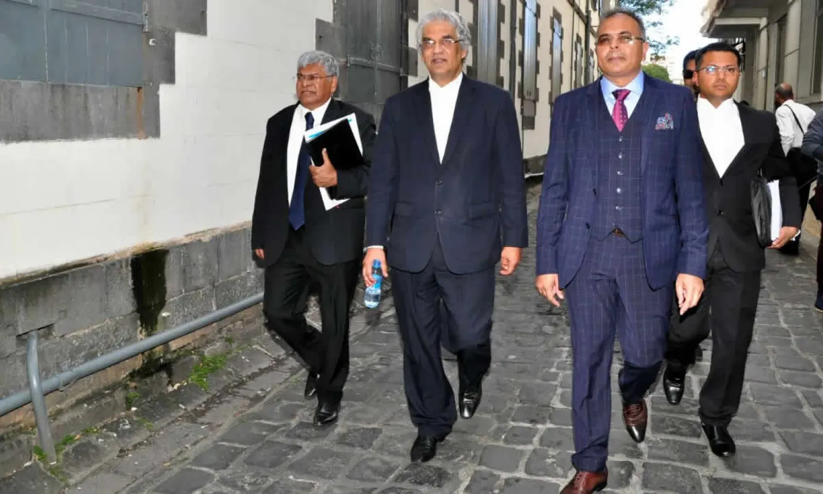 Le Deputy Speaker (deuxième à droite) accompagné de ses avocats.