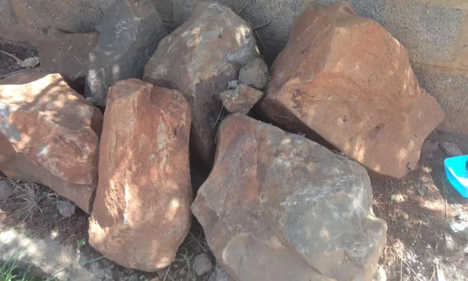 De grosses pierres restent entassées après des travaux de drains.