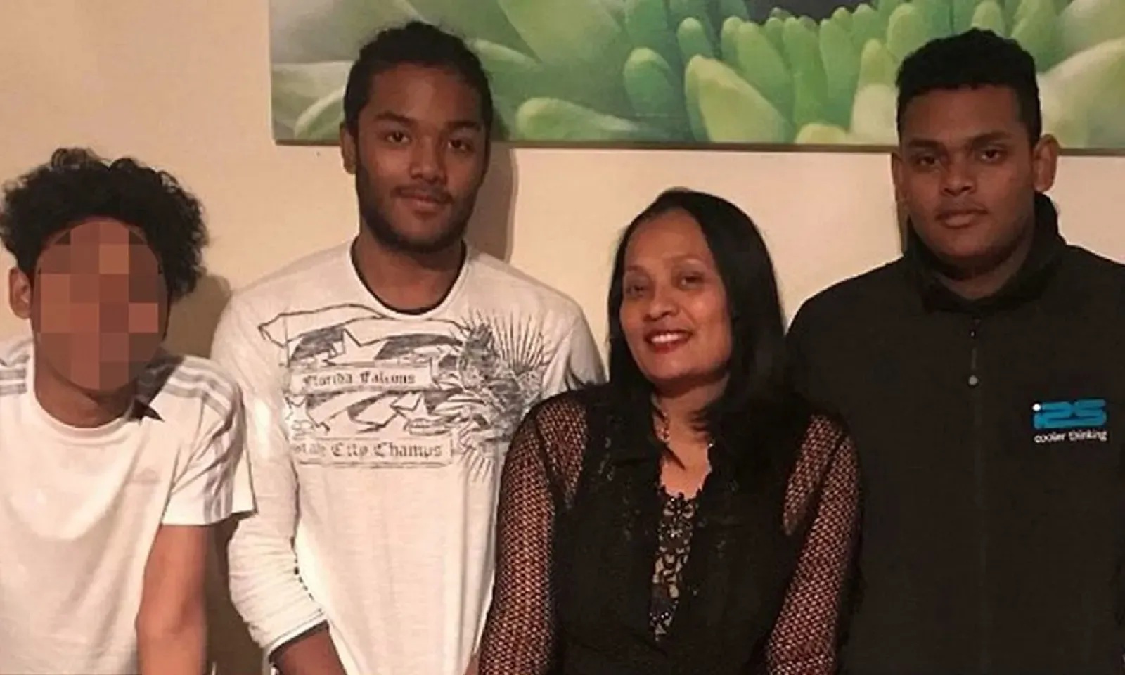 Mary Ragoobar et ses trois fils.