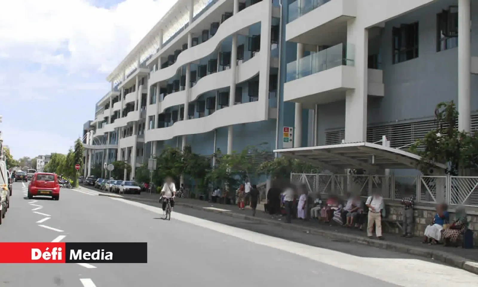 L’époux, qui a été blessé lors de la lutte avec le malfrat, s’est rendu à l’hôpital Jeetoo pour des soins.