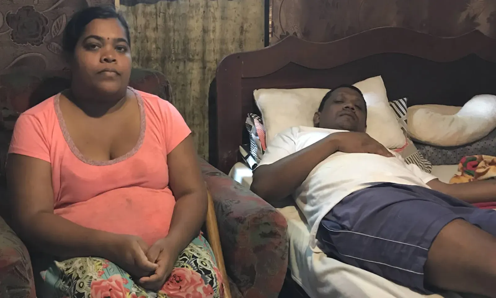 Prema Luximon au chevet de son époux Jay.