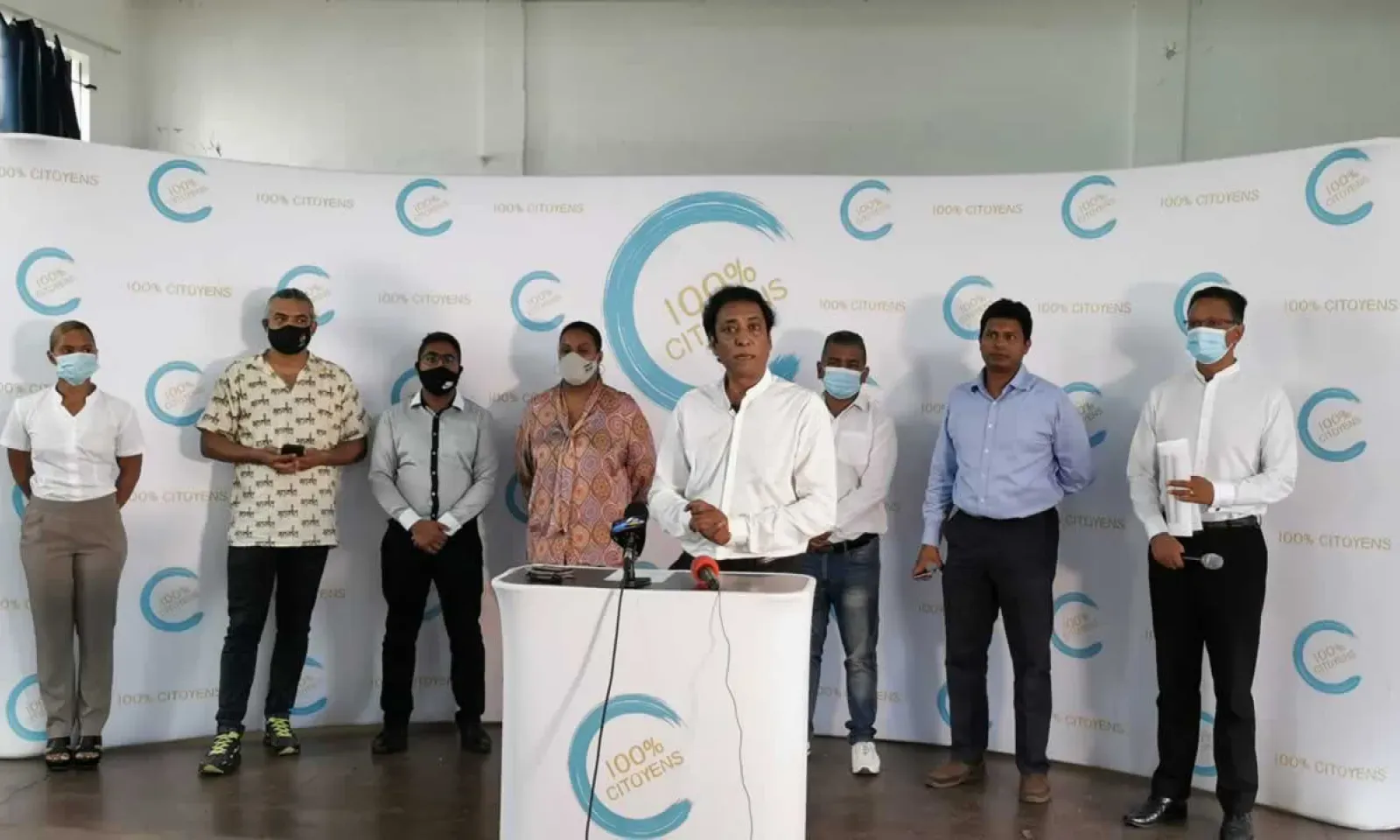 Des membres de 100% Citoyens.