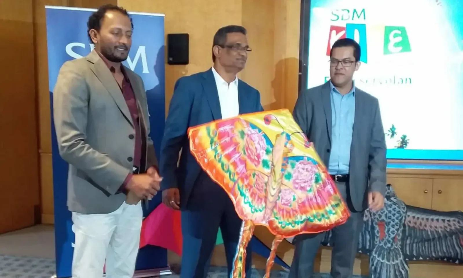 Le ciel constellé de cerfs-volants