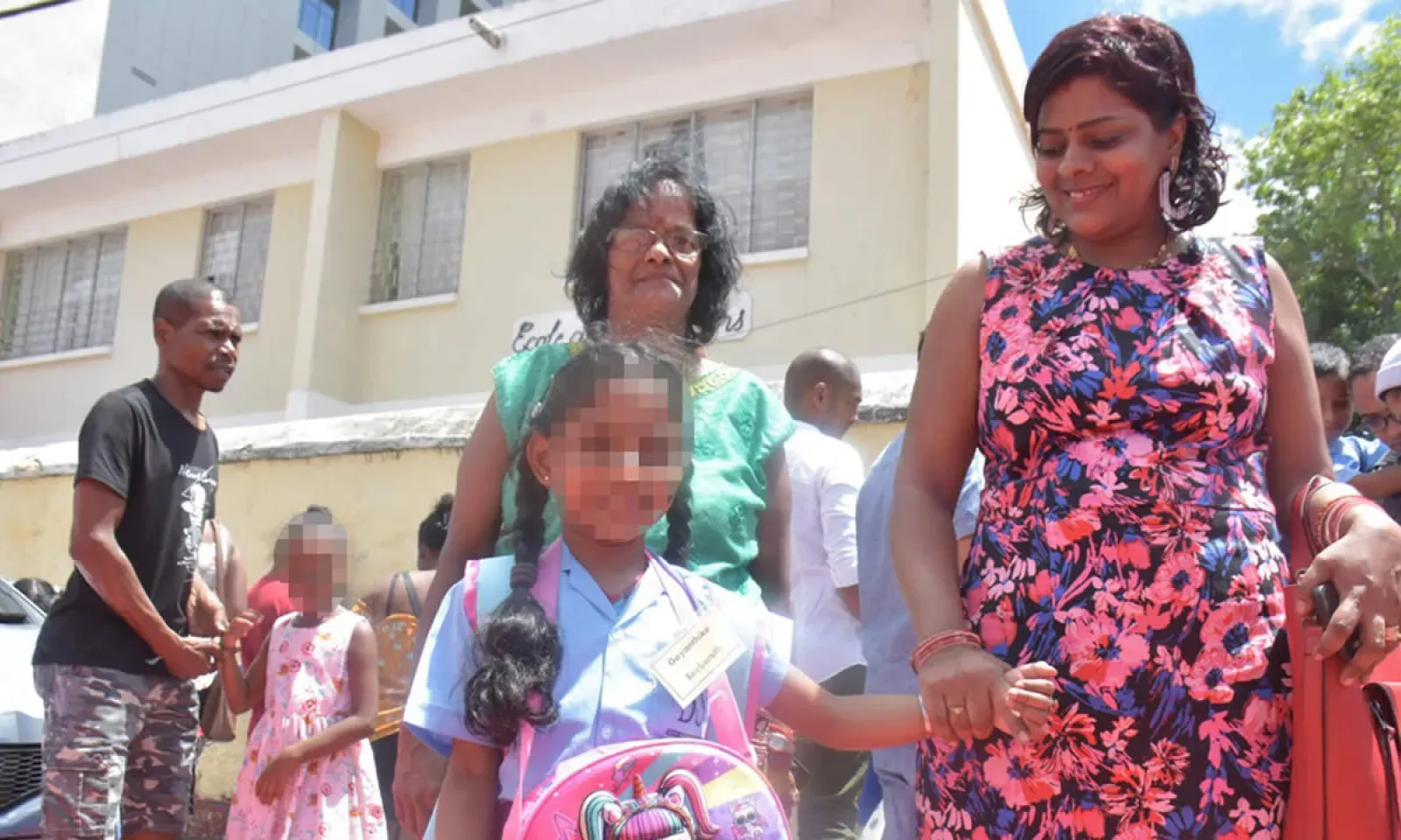 Davina Seeboruth accueille sa fille Gayanthika avec un sentiment de soulagement à la sortie des classes.