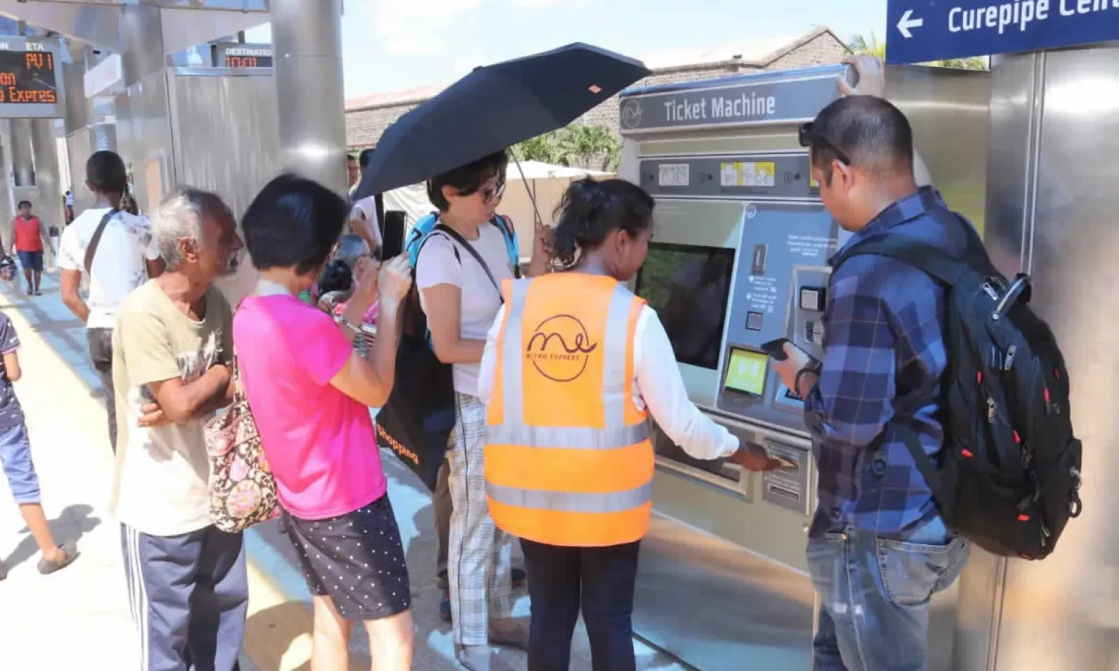 Des officiers de Metro Express Ltd sont présents aux stations pour aider les passagers à acheter leur ticket.
