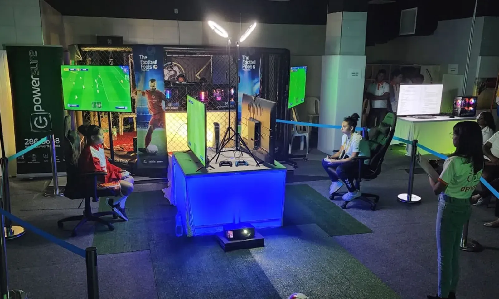 Neriya Malbrook (à g.) en pleine action lors du tournoi.