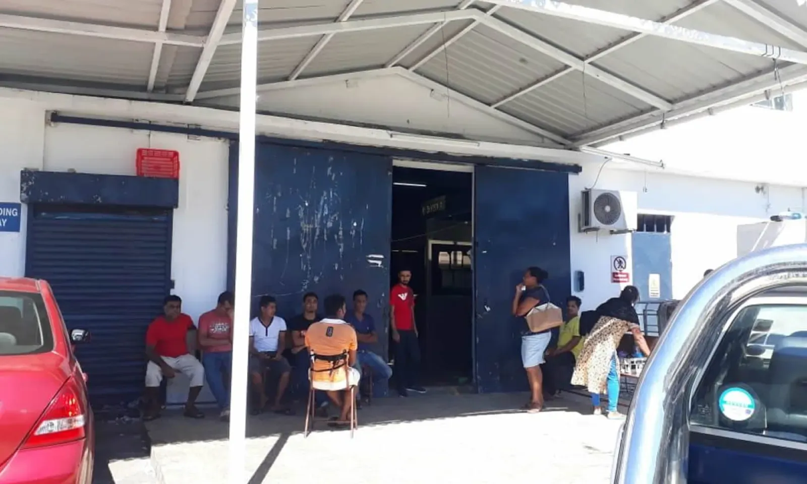 Les employés de Tex Washing Ltd dans l’enceinte de l’usine.