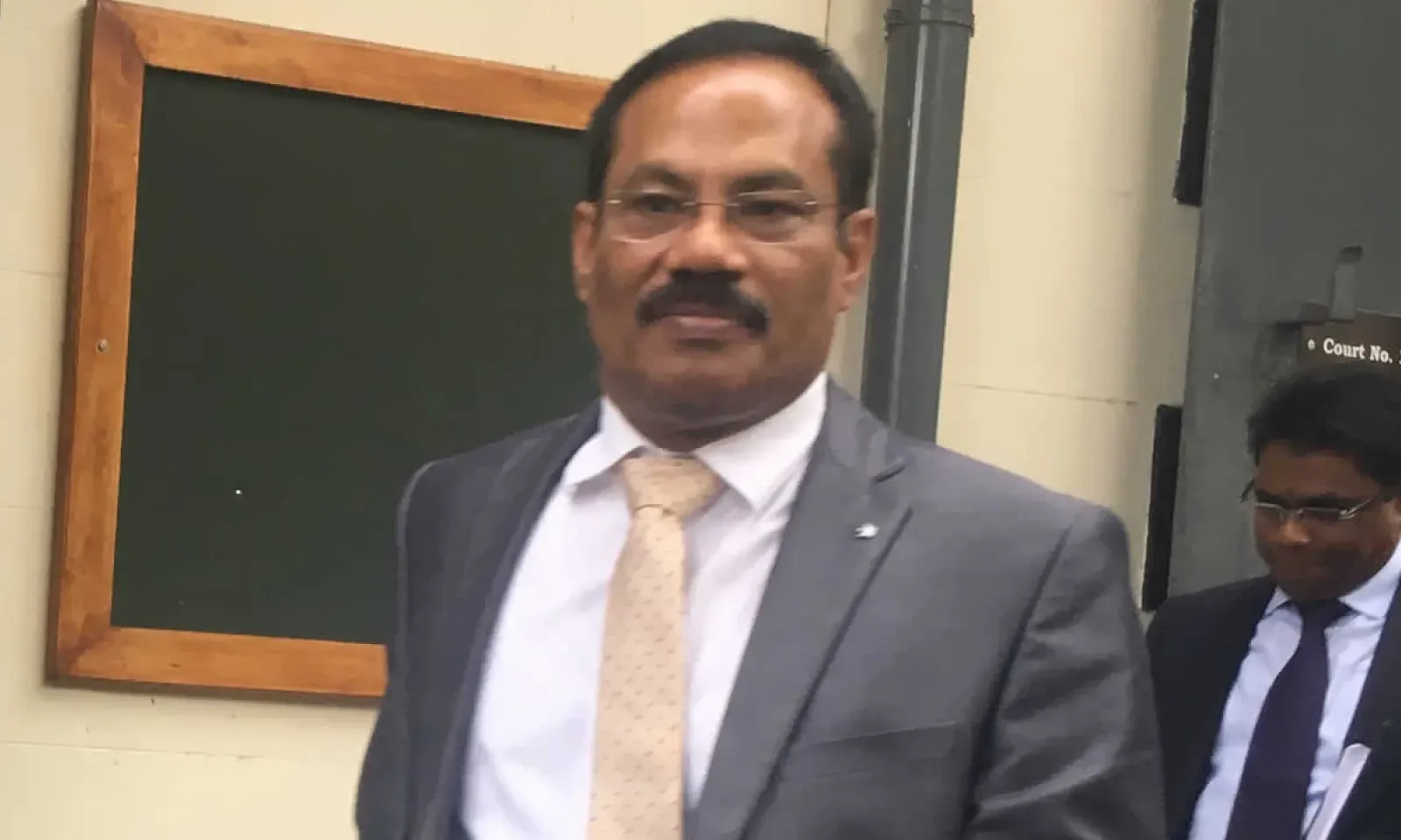 Padassery Kuriakose Kuriachen, l’Acting Chief Executive de la FSC, quittant la Commision d’enquête Britam le mardi 11 juillet.