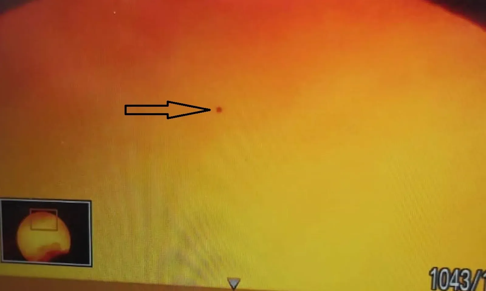 Mercure (flèche) passant devant le soleil.