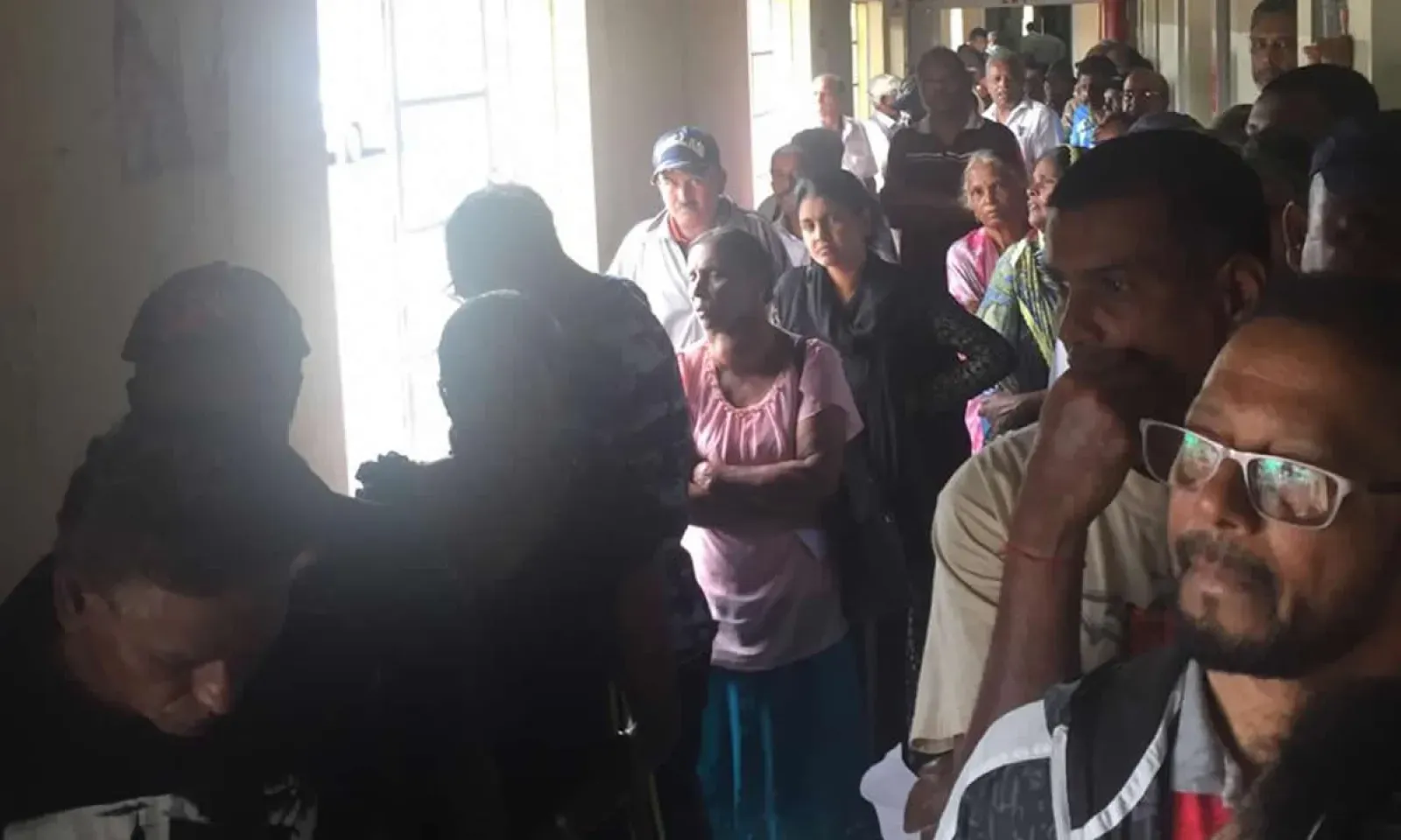 File d’attente à l’hôpital de Candos.