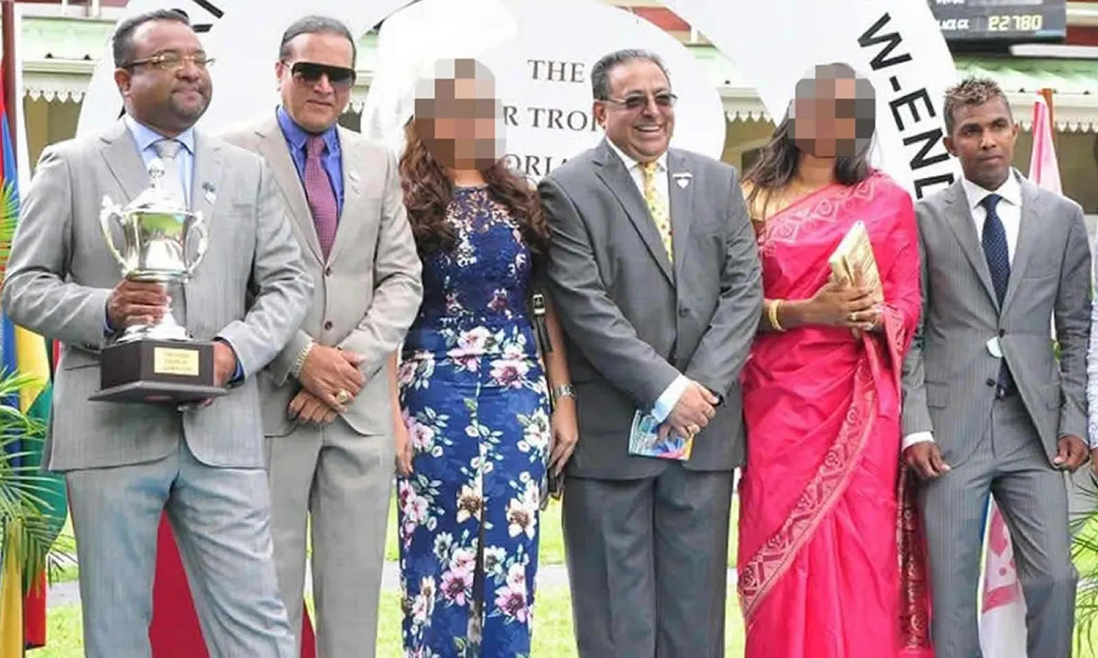 Tiger tenant la coupe à gauche sur la photo et Shahebzada (Dade) Azaree  à ses côtés. Navind Kistnah est à l’extrême droite.