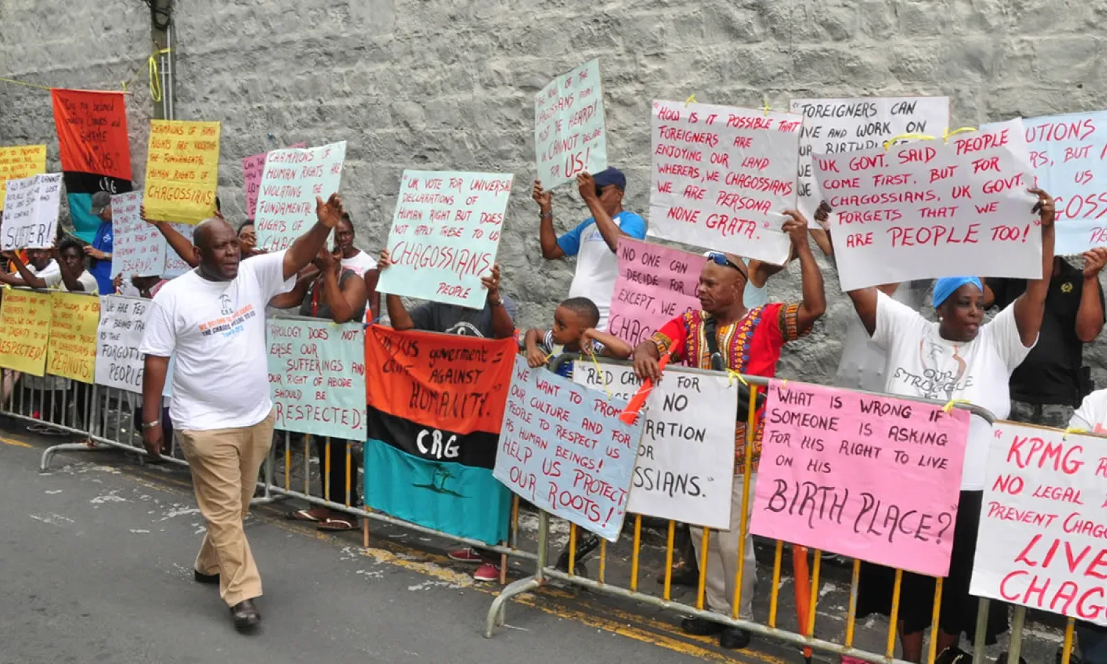 Les Chagossiens manifestant dans les rues de Port-Louis.