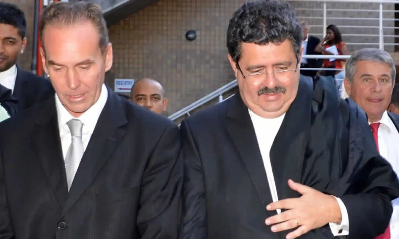 Peter Wayne Roberts (à g.) aux assises en 2016 en compagnie de son avocat Me Gavin Glover.