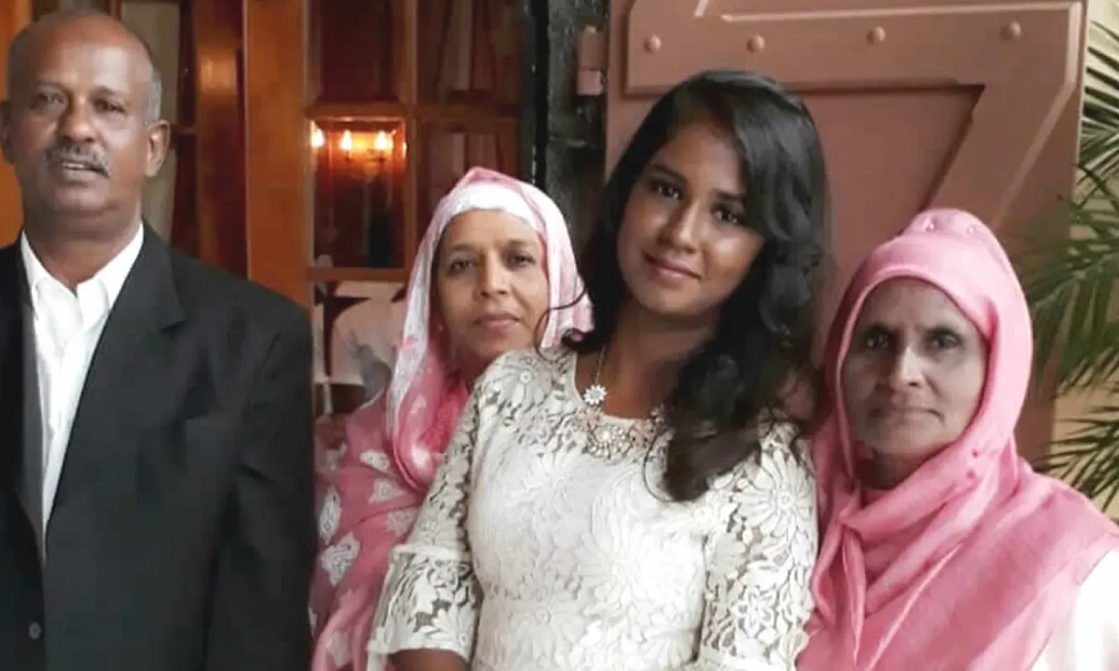 Nadiya Jaunbocus en compagnie de son père et de sa grand-mère (à dr.).