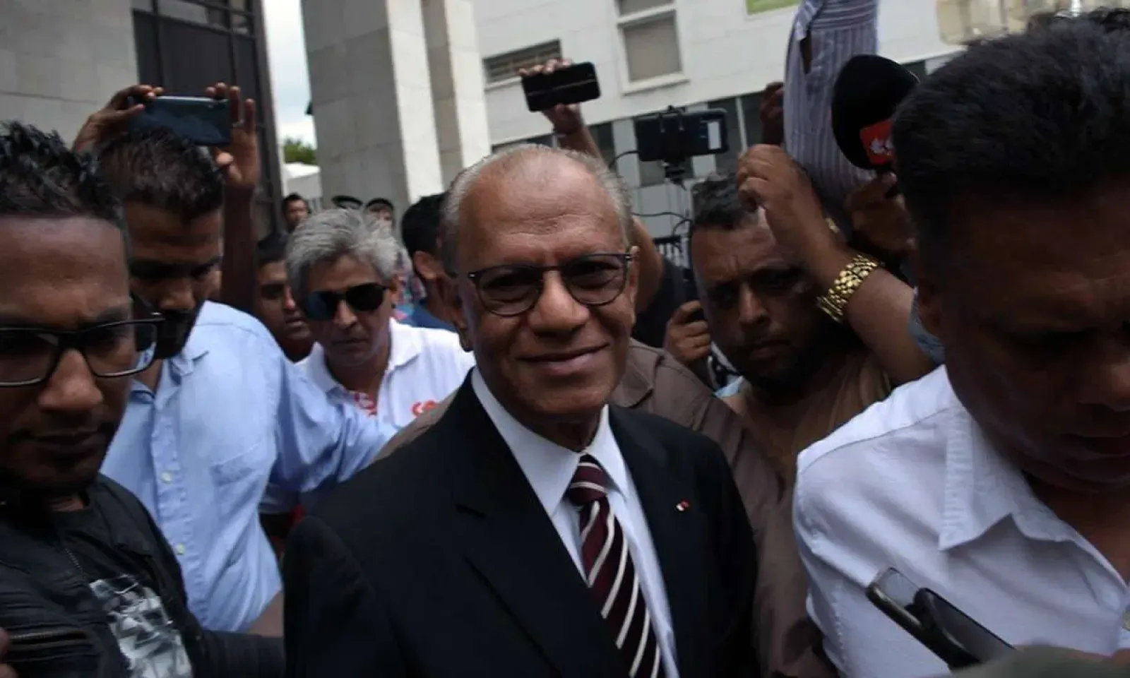 Navin Ramgoolam à sa sortie de la cour intermédiaire.