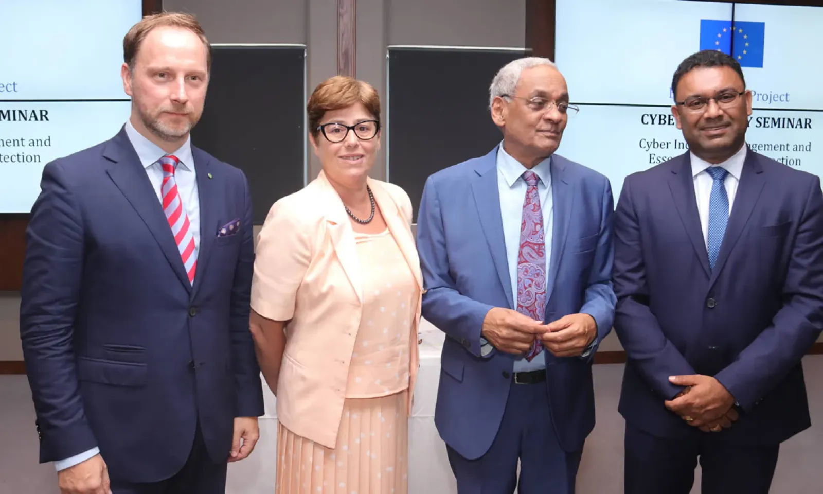 Les orateurs du séminaire « Cyber Resilience for Development (Cyber 4D) Project » avec Vishnu Lutchmeenaraidoo et Yogida Sawmynaden.